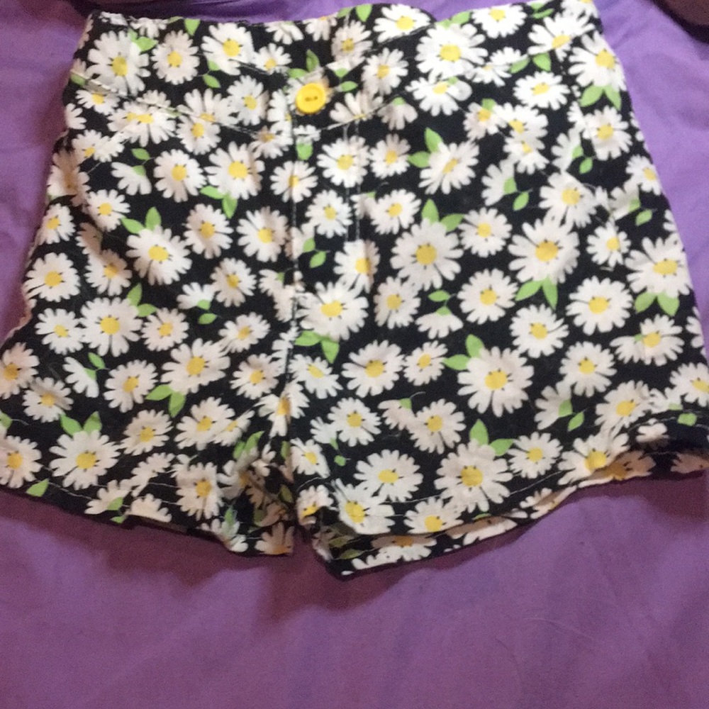 Black and white daisy shorts